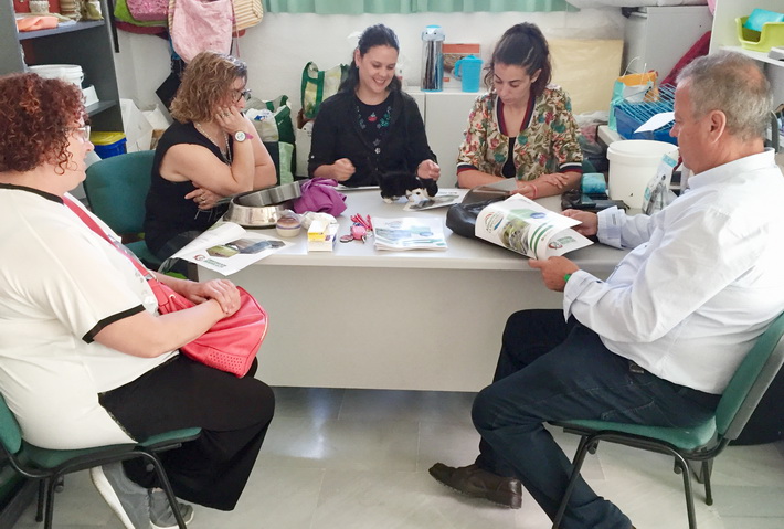 Juan Carlos Benavides se reúne con la asociación APAMA en su sede de Torrecuevas.